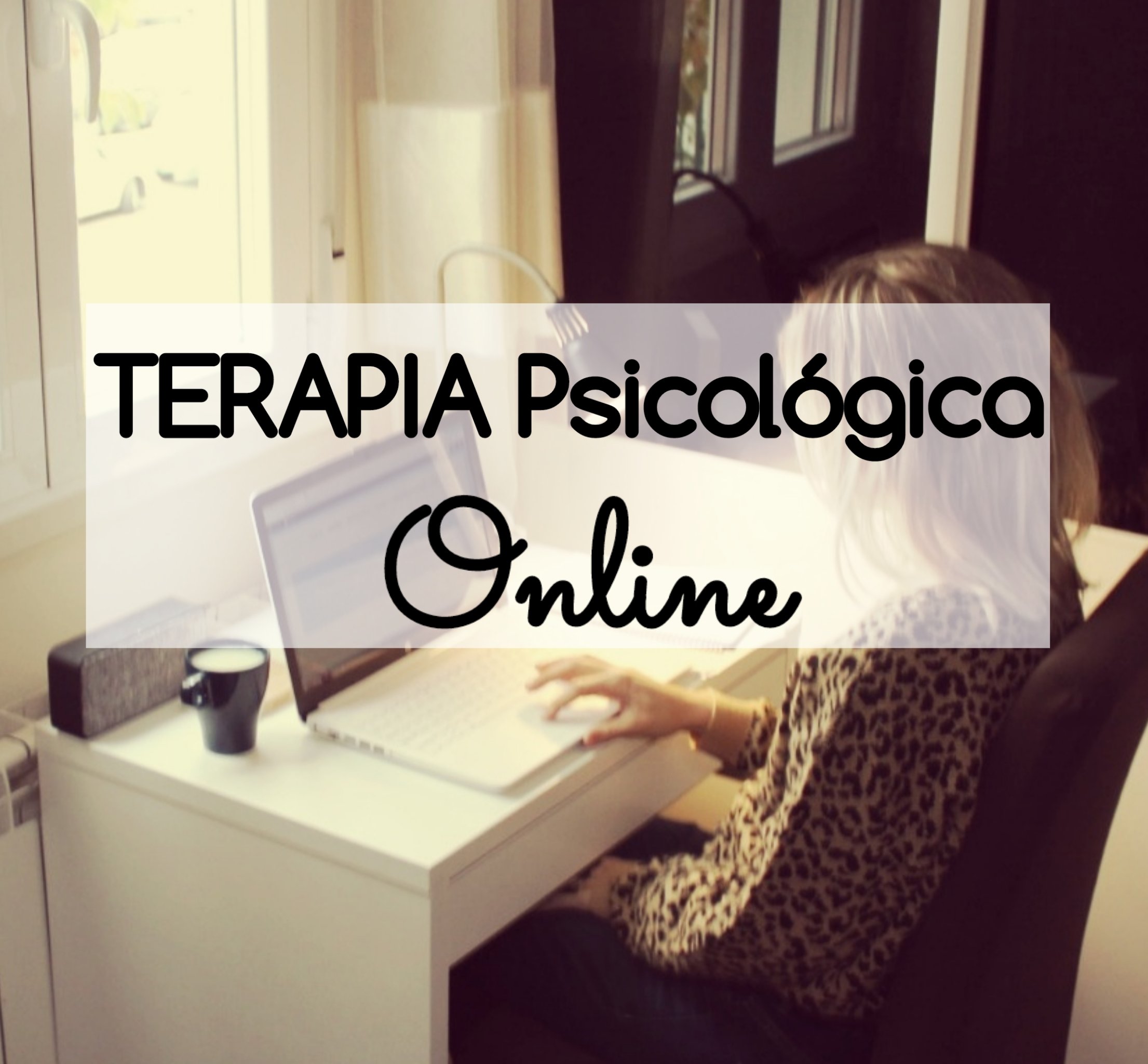 Beterapia psicológica online Charo Poggi psicóloga, sobre una foto de una mujer rubia, joven, sentada en un escritorio mientras teclea su portatil. Hay una taz a su lado y está frente a una ventana.